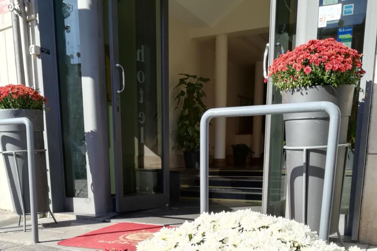 Hotel Leopardi ナポリ エクステリア 写真