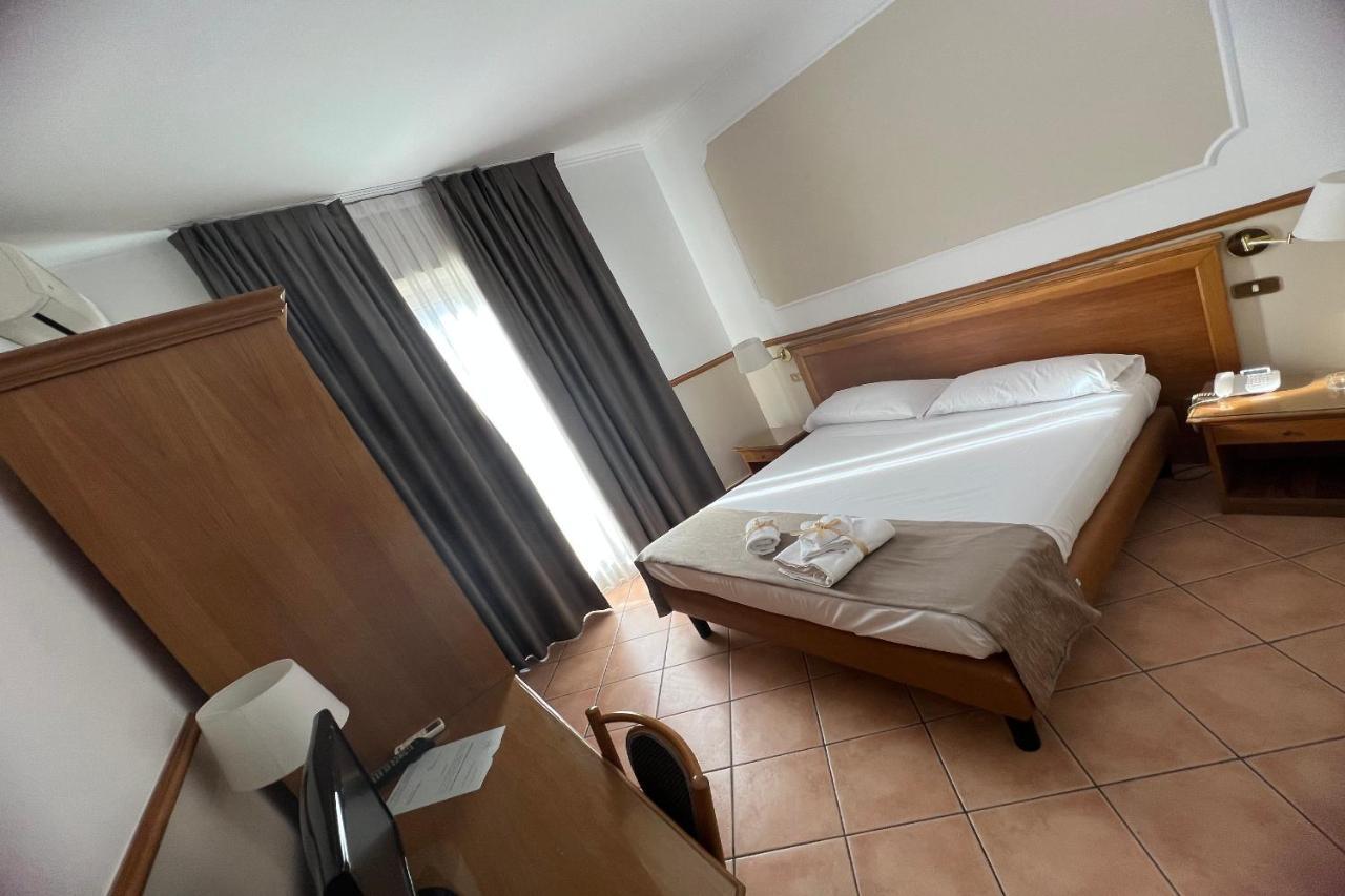 Hotel Leopardi ナポリ エクステリア 写真