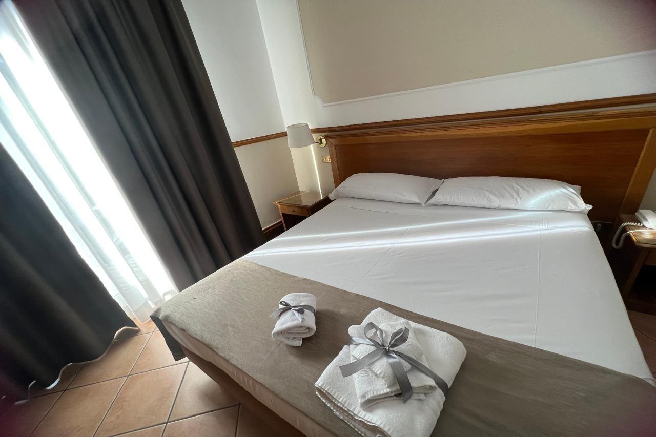 Hotel Leopardi ナポリ エクステリア 写真
