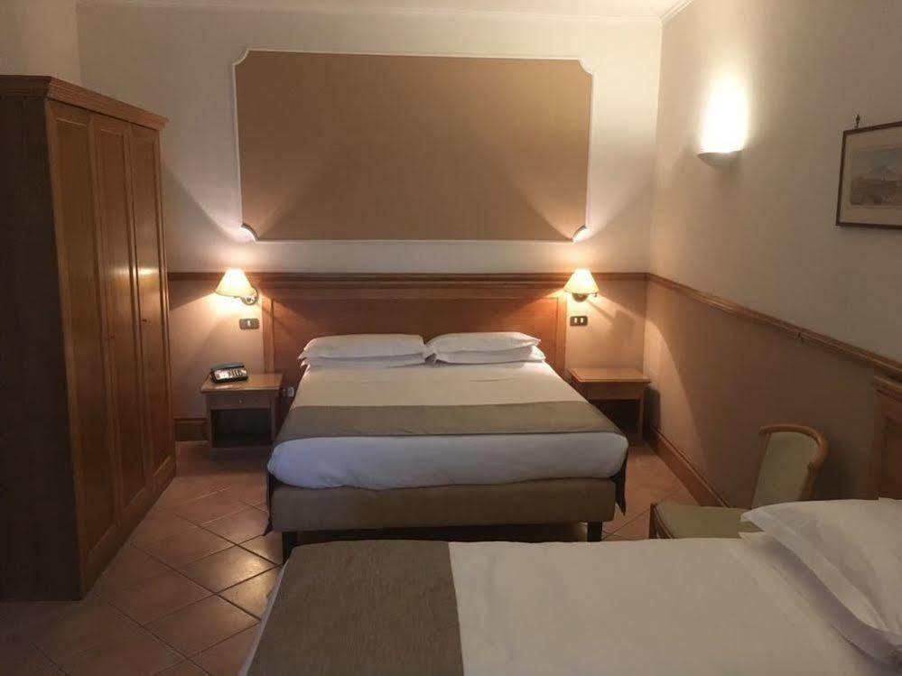 Hotel Leopardi ナポリ エクステリア 写真
